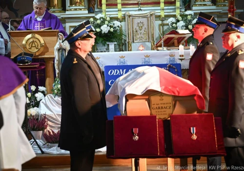 Ostatnie pożegnanie 29-letniego strażaka. Kapitan Wojciech Garbacz spoczął w rodzinnej ziemi