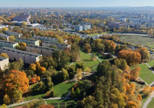 Złota jesień w Krakowie. Park Tysiąclecia z lotu ptaka