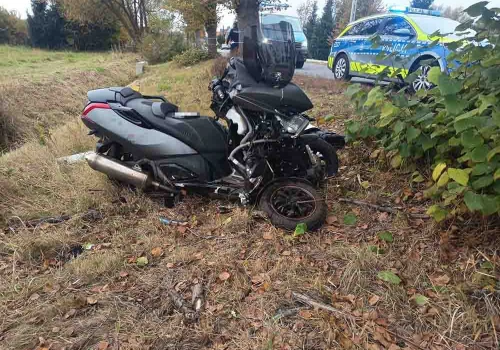 Leśniów Wielki. Pijany kierowca skutera uderzył w drzewo. Stracił zęby, których szukał na poboczu