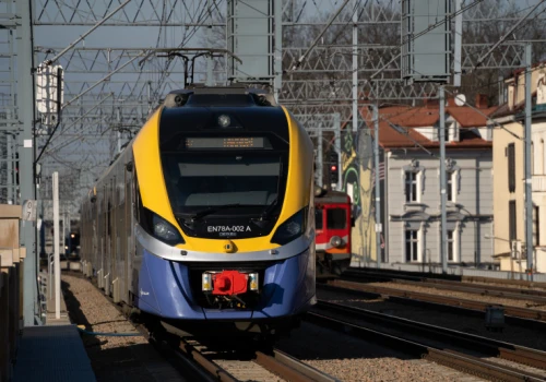 Chciał pomóc przy wynoszeniu dziecięcego wózka z pociągu. Stracił obie nogi