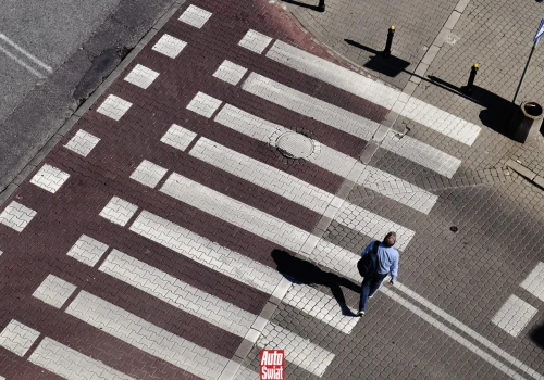 Czy można ruszyć, gdy pieszy wciąż jest na przejściu? Stawką mandat 1500 zł. Wyjaśniamy