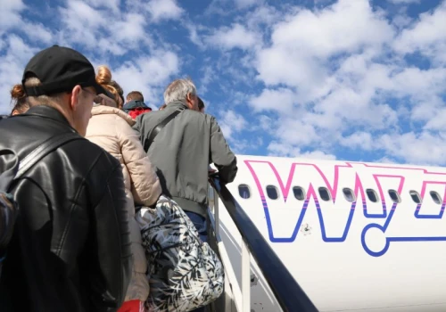 Pilota Wizz Aira w Gdańsku odebrała karetka. Stracił przytomność w powietrzu