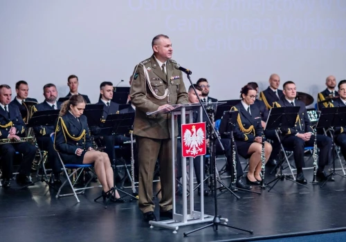Kto stoi za rekrutacją do armii?