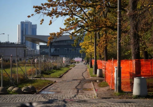 Chodniki między Metrem Centrum, a Dworcem Centralnym rozkopane. Ruszyły prace nad Aleją Centralną