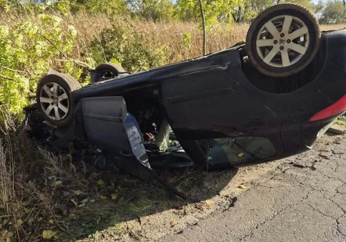 Groźne dachowanie pod Płockiem. 23-latka straciła panowanie nad Peugeotem