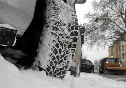 "Auto Bild" przetestował opony zimowe. Wskazał najlepsze modele i ich wady