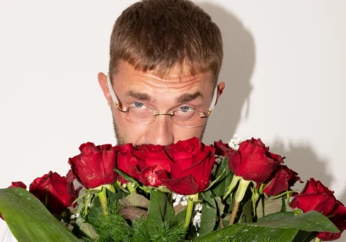 Kazior z kwiatami, a ona chce się bawić. „Wciąga linie lotnicze, bo odleciała”