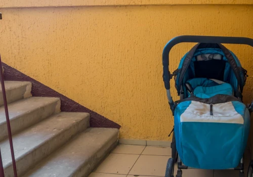 Rodzice to najgorsi sąsiedzi? "Wszędzie walają się wózki, nie wspomnę o hałasie"