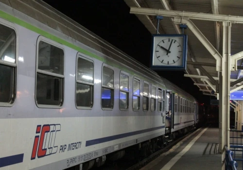 Trzy godziny po czasie to norma, ten pociąg to prawdziwy „król opóźnień”. Znaleziono sposób na kursowanie o czasie