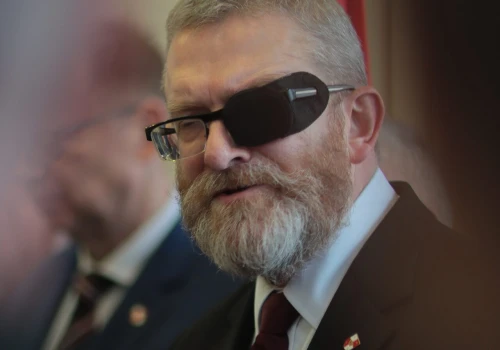 „Braun dorwie się do władzy”. Szokujące przewidywania ws. układu rządu