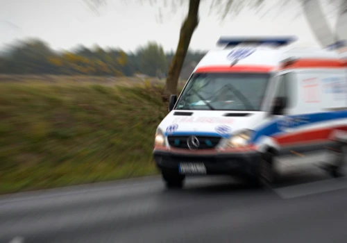 Pościg za skradzioną karetką. Potrącona policjantka