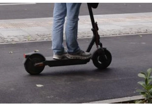 Pędził hulajnogą elektryczną 50 km/h. Oto wysokość mandatu