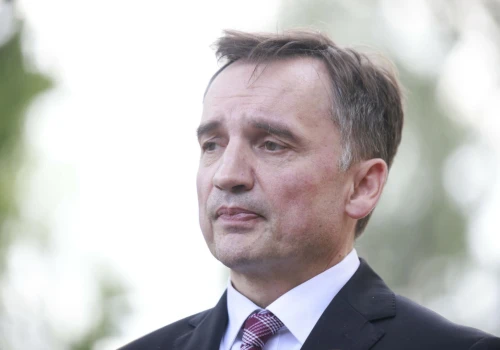 Zbigniew Ziobro nie wraca do Polski. "To byłby prezent dla Tuska"