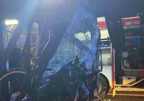 Wypadek z udziałem autobusu MPK w Jerzmanowicach. Trwa akcja służb