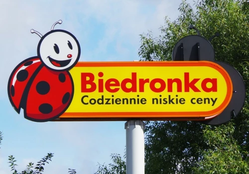 Promocje w Biedronce na Wszystkich Świętych. Chryzantemy za grosze i akcje 3+1. Czas tylko do wieczora
