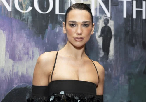 Błysk cekinów, odważny fason. Dua Lipa zaskoczyła w operze