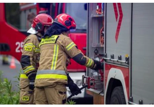 Międzyrzecz: Pożar hali w powiecie międzyrzeckim. W akcji brało udział dziewięć zastępów strażaków