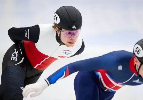 Short track: Sztafety w półfinałach, hat-trick Niewińskiego!