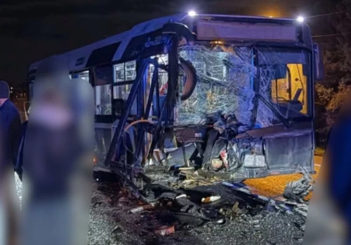 Czołowy wypadek z autobusem MPK pod Krakowem. Poszkodowane osoby trafiły do szpitala
