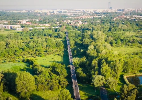 Najdłuższa kładka w Polsce przyciąga spacerowiczów. Nie powstała jednak dla nich
