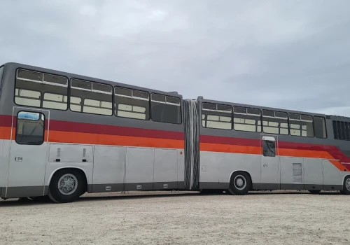 Ten autobus wygląda jak wytwór AI. Ale istnieje naprawdę