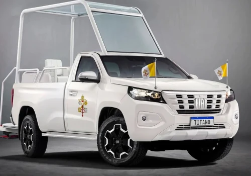 Papież Leon XIV przesiada się do Fiata. W rzeczywistości to chińskie auto