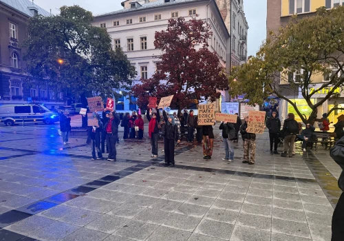 Dwie manifestacje na placu Chrobrego. Policja rozdzieliła uczestników kordonem