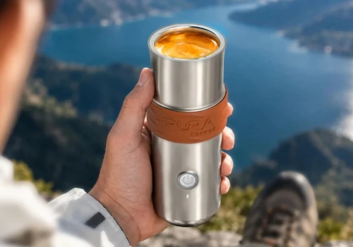 Espresso bez gniazdka, osobnej filiżanki i zbędnego zamieszania. PURA NEO Pro przenosi kawiarnię do Twojego plecaka