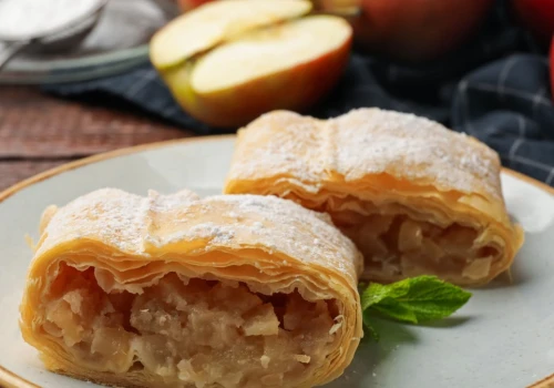 Rozciągnij ciasto tak cienko, jak tylko się da. Strudel wyjdzie idealny