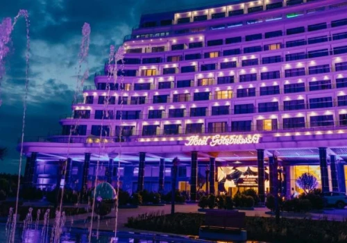 Ile kosztuje sylwester w najsłynniejszym hotelu nad polskim morzem? Sprawdzamy ceny balu i noclegów w Gołębiewskim