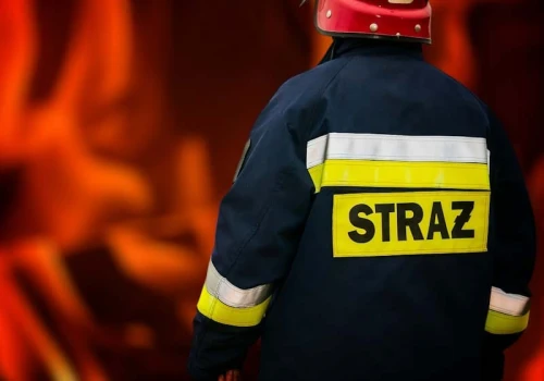 Groźny pożar wielorodzinnego budynku. Dwie osoby trafiły do szpitala