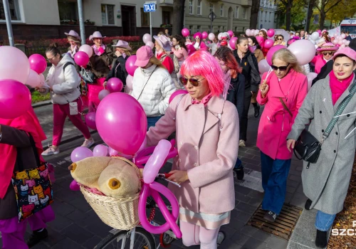 Marsz Różowej Wstążki w centrum Szczecina: "badajcie się dziewczyny"
