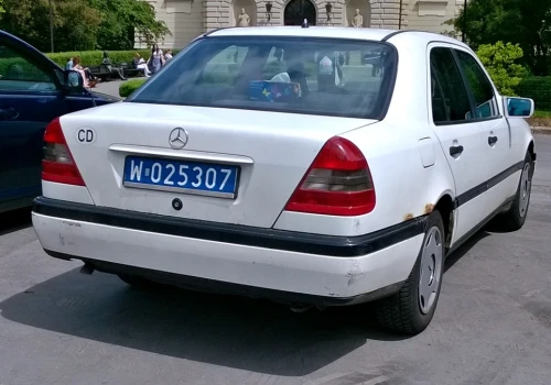 Niebieskie tablice rejestracyjne. Tak rozpoznasz dyplomatę