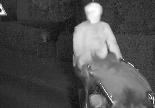 Pirat na rowerze przyłapany przez fotoradar. W skrzyni wiózł bezbronne dziecko