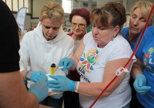 200 gospodyń dostało nóż, sztuczną krew i człowieka do uratowania. Takiego szkolenia się nie spodziewały