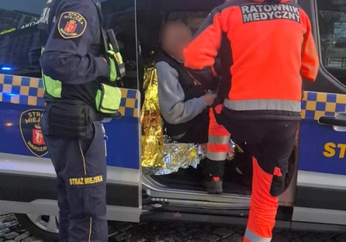 96-latek w kapciach i bez kurtki podróżował autobusem po Warszawie. Nie wiedział, gdzie jest ani jak wrócić do domu