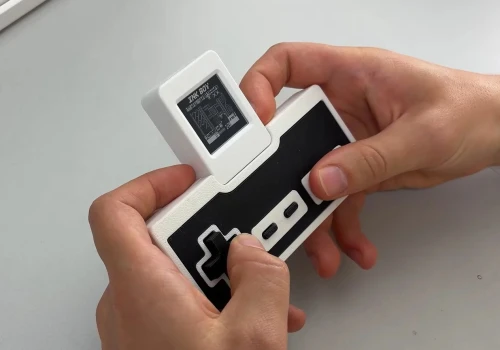 Ktoś podkręcił ekran e-papierowy tak bardzo, że odpalił na nim Super Mario Lan. I nawet da się w to grać