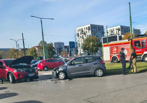 Czołowe zderzenie dwóch samochodów w Tychach. Kobieta trafiła do szpitala