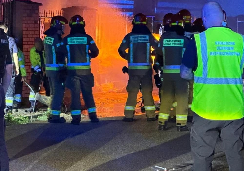 Wybuch gazu, zawory w kuchence były odkręcone. Lokatora po kilku godzinach znalazła policja
