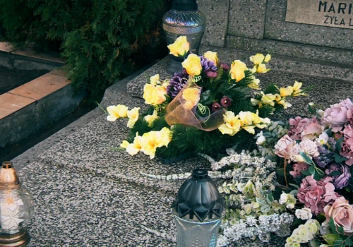 Znicze, wiązanki i sprzątanie grobów. Tylko co dwudziesty Polak nie wyda nic