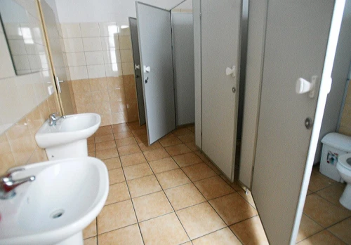 Nauczyciele zabraniają korzystania z toalety. Łamią prawo? "Można odprowadzić ucznia wzrokiem"