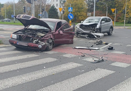 Wjechał na skrzyżowanie na czerwonym. Mercedes zderzył się z Hondą