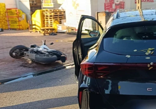 Zderzenie Cupry z motocyklem Suzuki w Zielonce. Motocyklista pod opieką ratowników