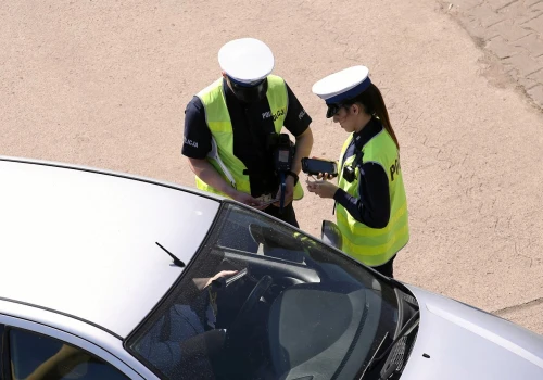 Po kolizji policjanci znaleźli zwłoki w samochodzie. Kierowca był pijany