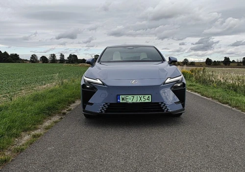 Test: Lexus ES 500e stawia na komfort. Czy to remedium na wysokie ceny paliw?