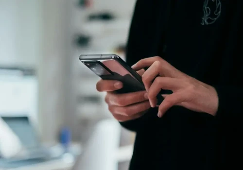 Wiadomości Google z nowym zabezpieczeniem. Zanim klikniesz, AI sprawdzi intencje nadawcy