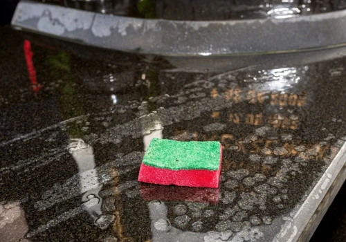 Ani mchu, ani porostów. Jedna rzecz i pomnik z granitu jest czysty jak łza