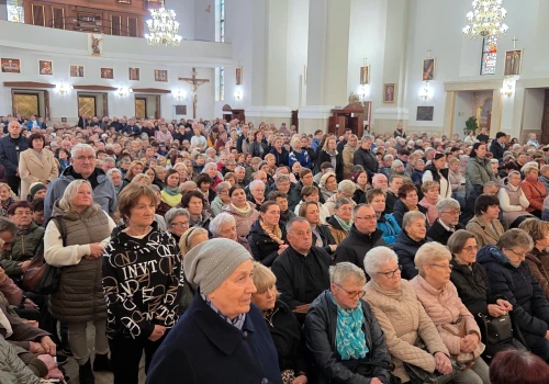 ’Różaniec to nasza drabina do Nieba’. Róże Różańcowe z całej diecezji zjechały do bazyliki w Dąbrowie Tarnowskiej