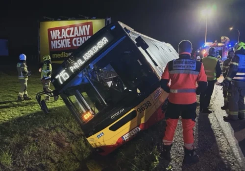Autobus miejski wpadł do rowu pod Warszawą. Na miejscu straż pożarna, policja i pogotowie ratunkowe