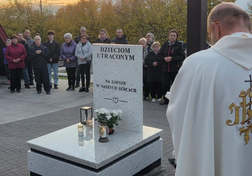 „Mam trójkę dzieci, tylko jedno jest już w niebie”. W Błoniu poświęcono pomnik dla Dzieci Utraconych